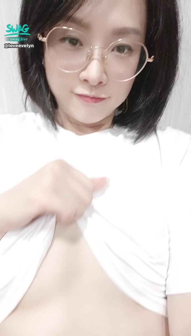 loveevelyn : 這樣真空+咬著白T🫦
不曉得哥哥喜歡伊伊這樣誘惑你嗎？😈

私訊伊伊問鑽石女神通關密語
伊伊加碼給哥哥兌換碼喲
要換要快，換完就沒有了喲