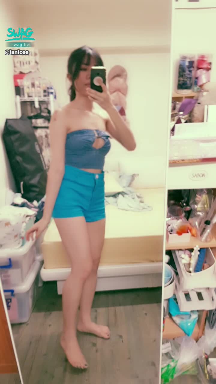 janicee : 把手伸進胸口的洞裡😈
姣好的曲線💙
鏤空胸部的馬甲💗
剛改好的衣服💓
sexy denim🌹
#denim #長髮 #黑髮 #長腿 #美腿 #赤腳 #裸足 #美足 #短褲 #sexy #指甲油 #馬甲 #露胸 #鏤空 #性感 #牛仔 #馬尾 #鎖骨
