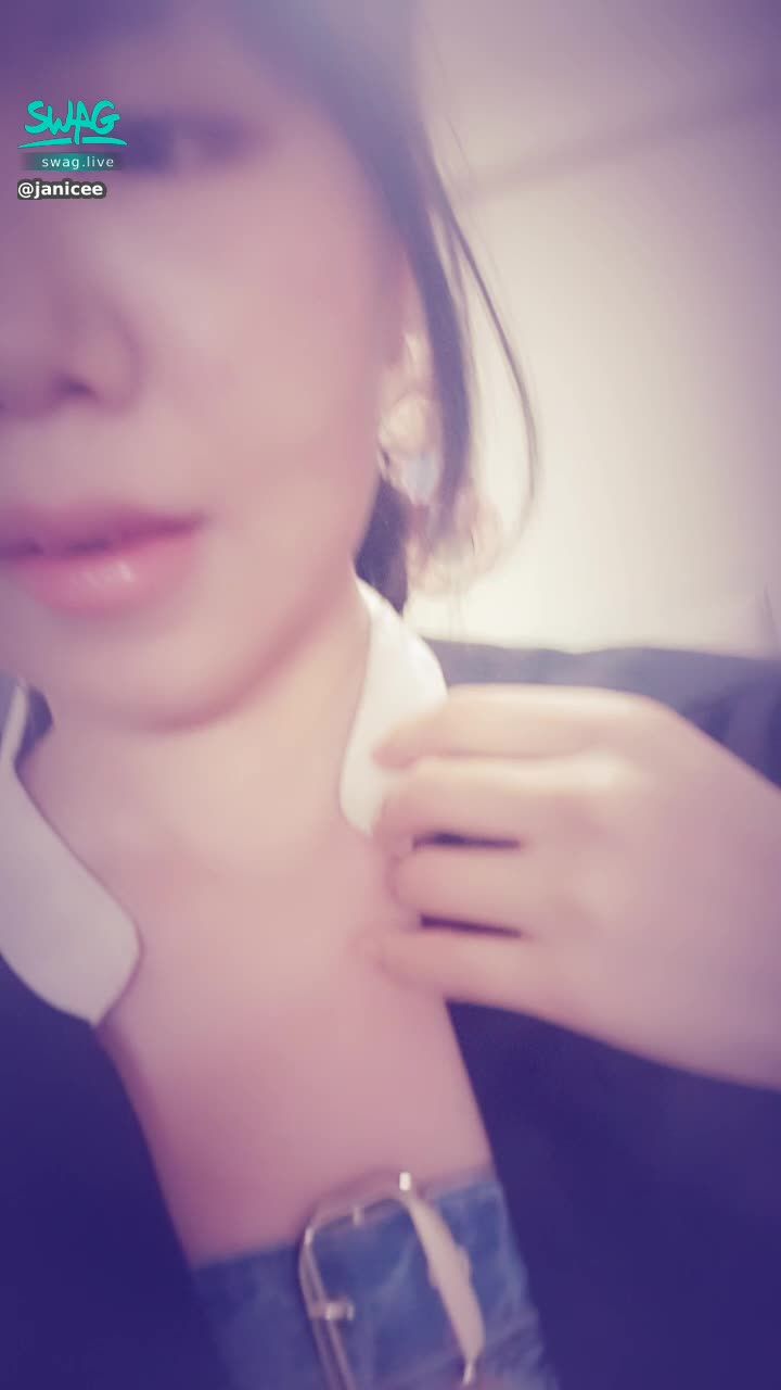  : The sexy temptation of licking lips and rubbing breasts 😈😈😈😈
First-person view of the front camera 👀
vest under shirt 💗
I searched for a long time to buy clothes with hollow chest ♥️
There is only L size left on the website, and it is twice as expensive to send it to change it than to buy one 🤣
sexy denim 🌹
#denim #長髮 #黑髮 #長腿 #美腿 #美足 #短褲 #sexy #馬甲 #露胸 #鏤空 #性感 #牛仔 #馬尾 #鎖骨 #高跟鞋 #單寧