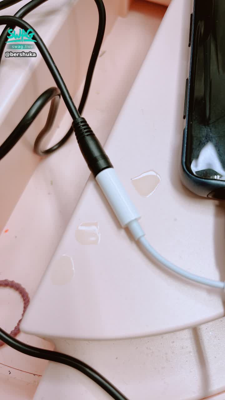 bershuka : 睽違好多天的興奮奶😚今天的奶量⋯超誇張的⋯手接不住滴下來，差點滴到我的手機線😅💦💦💦💦

✅右奶噴射1次，滴流x次⋯💦
✅左奶噴射3次，滴流x次⋯💦
✅今天奶香很濃、甜✨

✅今晚沒跟到的，改日要跟好呦‼️✨