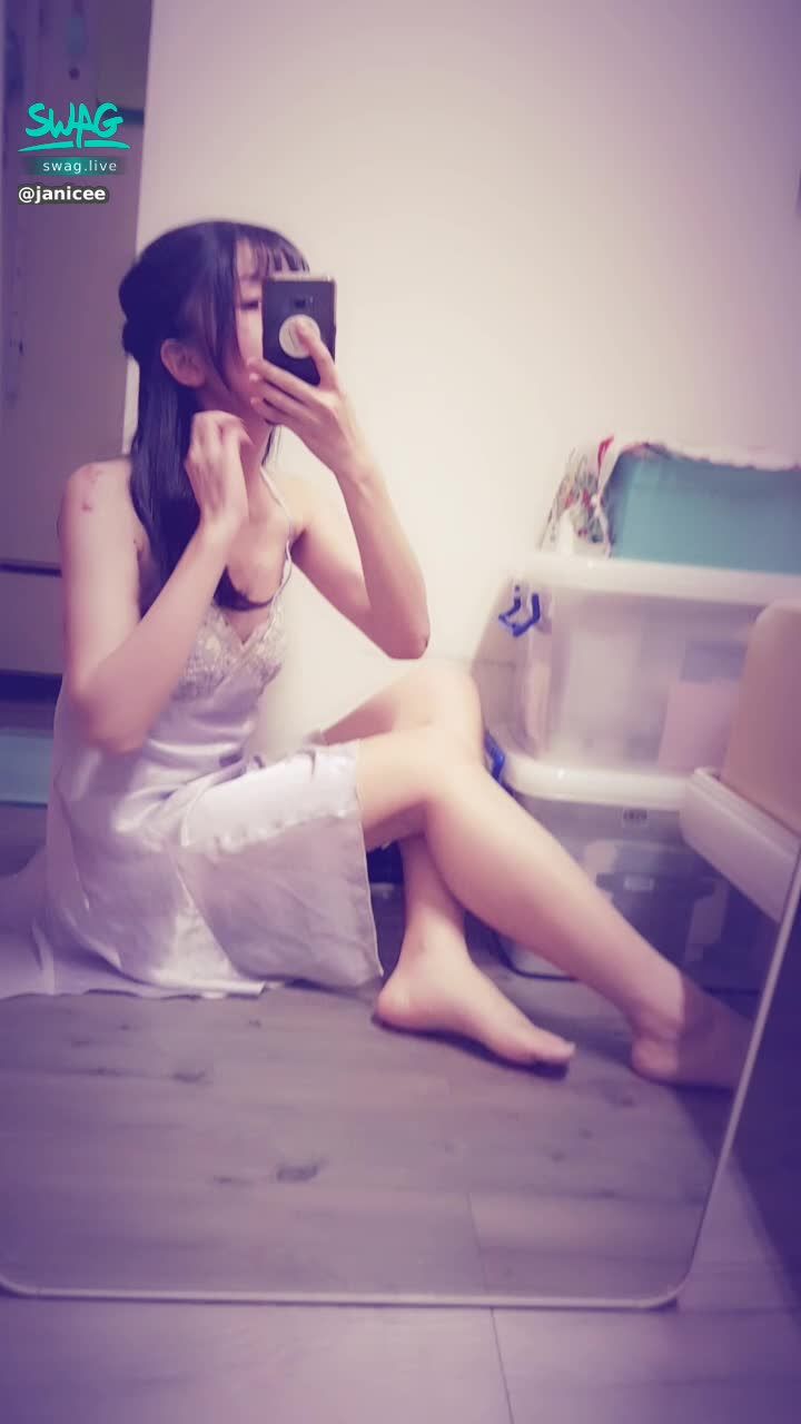  : The curve under the translucent skirt 💋
sitting on the floor 💓
Looking directly at the base of the thigh 👀
bare feet and beautiful back ⭐
silky night gown 🎀
#長髮 #黑髮 #長腿 #美腿 #赤腳 #裸足 #美足 #短裙 #sexy #睡衣 #氣質 #細肩帶 #絲質 #美背