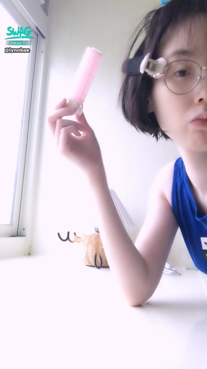 lynnbae : 𝑀𝑦 𝑙𝑒𝑖𝑠𝑢𝑟𝑒 𝑡𝑖𝑚𝑒.
把音響開到最大就聽不到雨聲☔