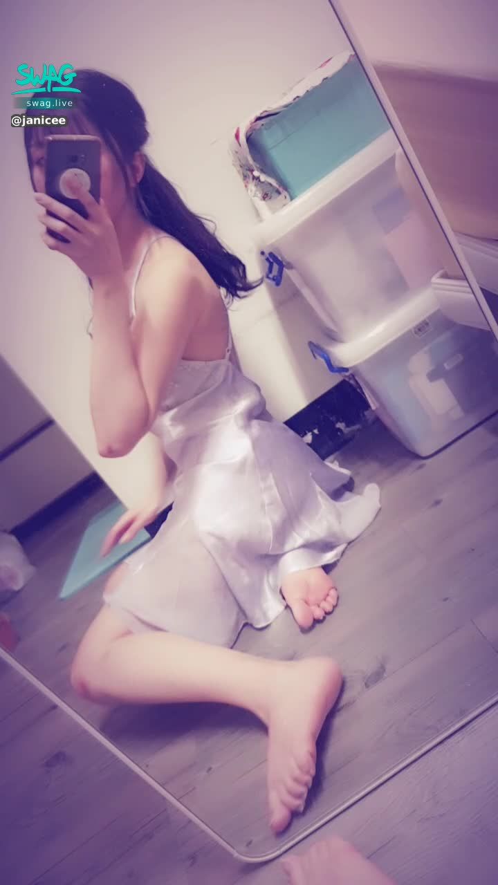 janicee : Beautiful back turned around 💋
Cross sexy lines 🌹💚
sitting on the floor 💓
Looking directly at the base of the thigh 👀
Translucent skirt for pajamas 💖
bare feet and beautiful back ⭐
silky night gown 🎀
#長髮 #黑髮 #長腿 #美腿 #赤腳 #裸足 #美足 #短裙 #sexy #睡衣 #氣質 #細肩帶 #絲質 #美背