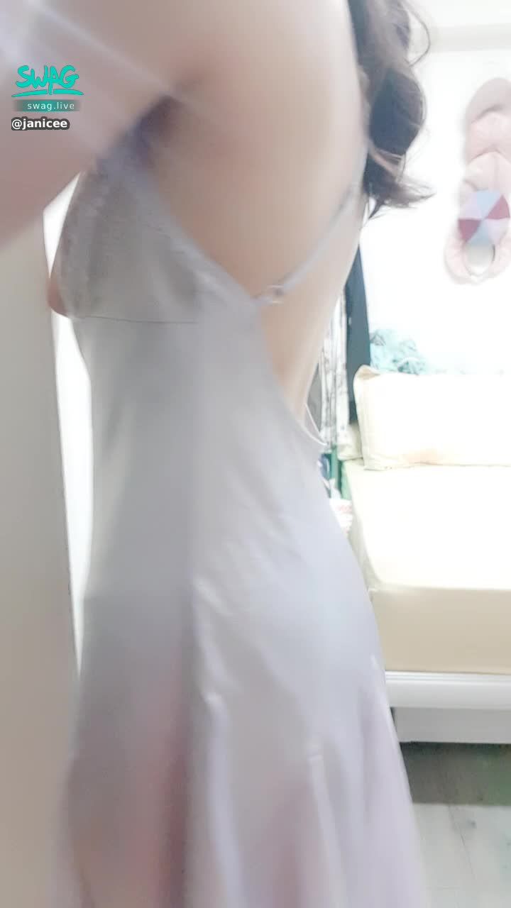  : The temptation to put down the thin shoulder straps and rub the chest 😈
Lazy pose in the morning light ♥️
stretch 💖
Translucent skirt for pajamas ⭐
bare feet and beautiful back 🌹
silky night gown 🎀
#長髮 #黑髮 #長腿 #美腿 #美足 #短裙 #sexy #睡衣 #氣質 #細肩帶 #絲質 #美背 #低胸 #揉胸 #鎖骨