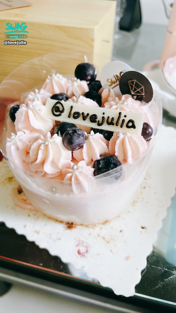 lovejulia : Thank you for the official birthday cake 🎂

just come

I was thrown crooked by the black delivery service again. 🥲🥲🥲🥲

