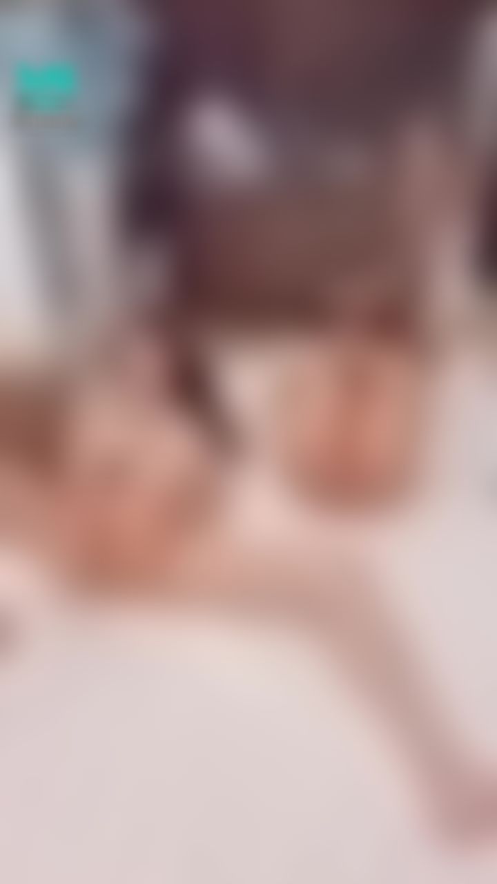 ladyyuan : 太爽！ 高潮完顫抖必解啊～
2女淫蕩肉棒抽插到高潮⋯⋯⋯
荳荳也玩到腫起來。好想大戰一番了⋯⋯⋯
黑絲襪控哥哥快看美腿肉棒抽插啊