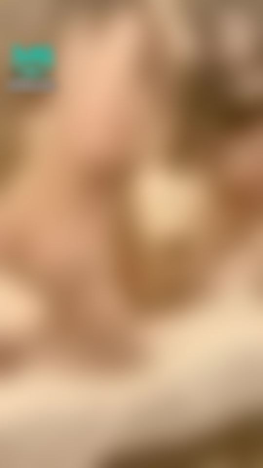 ladyyuan : 把艾拉的腿打超開， 他自己拿香蕉慰慰，我們在舔她的腳⋯超級色😵‍💫😵‍💫 哥哥是不是想這樣插進去了？