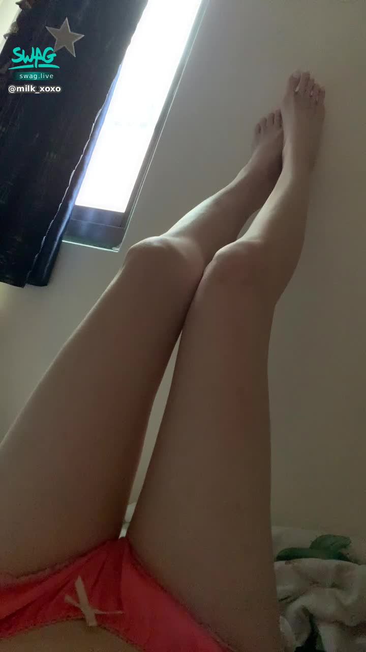 milk_xoxo : 腿控福利，喵可的腿美嗎？（剛睡醒躺在床上的喵可