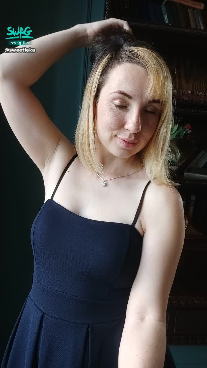 sweetleka : I AM IN CAFE SHOW YOU TITS AND MY HAIRY PUSSY😻🔞 🤯😍🍑💓