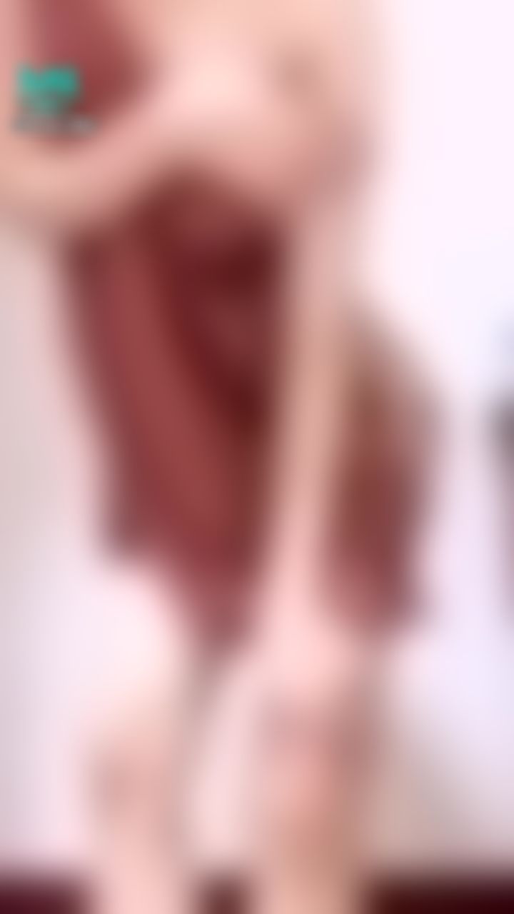  : 睡衣掉下來差點走光