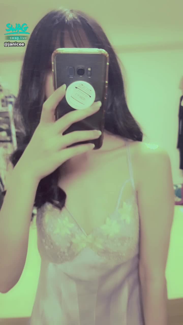 janicee : 棚半透明的裙擺💚
絲質美背睡衣💋
satin dress♥️
#長髮 #黑髮 #長腿 #美腿 #赤腳 #裸足 #美足 #短裙 #sexy #睡衣 #氣質 #細肩帶 #美背 #洋裝 #鎖骨 #腳趾 #低胸 #腳趾 #腳底