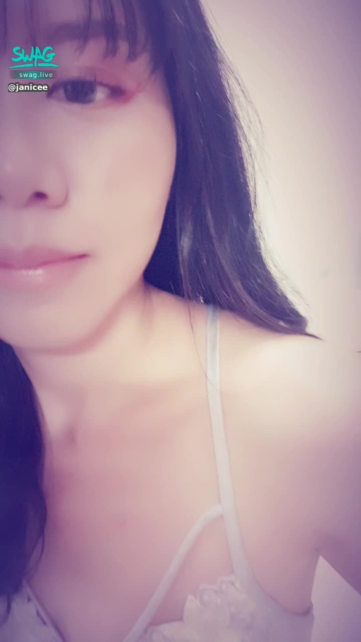 janicee : 棚拍時畫的特殊妝💗
大腿根部😈
絲質美背睡衣💋
satin dress♥️
#長髮 #黑髮 #長腿 #美腿 #赤腳 #裸足 #美足 #短裙 #sexy #睡衣 #氣質 #細肩帶 #美背 #洋裝 #鎖骨 #腳趾 #低胸 #腳趾