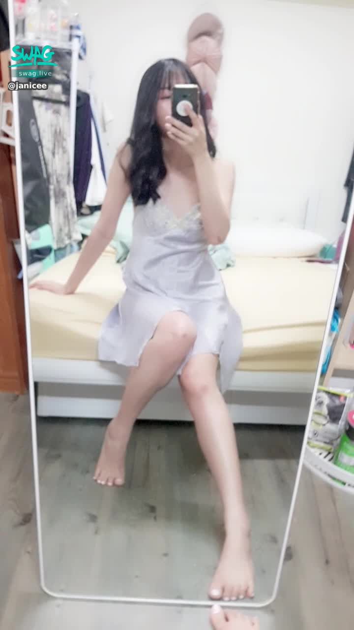 janicee : 坐在床沿💚
發光的赤腳⭐
棚拍時畫的特殊妝💗
絲質美背睡衣💋
satin dress♥️
#長髮 #黑髮 #長腿 #美腿 #赤腳 #裸足 #美足 #短裙 #sexy #睡衣 #氣質 #細肩帶 #美背 #洋裝 #鎖骨 #腳趾 #低胸 #腳趾