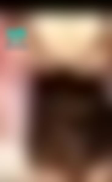  : 吃草莓嘛？🤤還是你想當這個草莓🤤

深深的溝夾住草莓 好害羞😳🤭

來陪我聊天啦~❤️