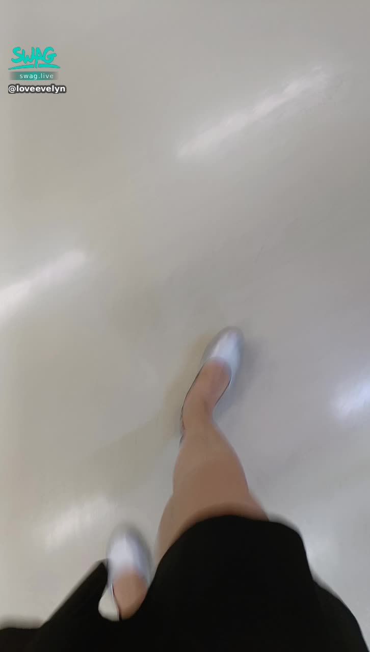  : 今天出門太匆忙了😵‍💫😵🥵
你看啦~~都忘記穿........了🙈🙈🙈