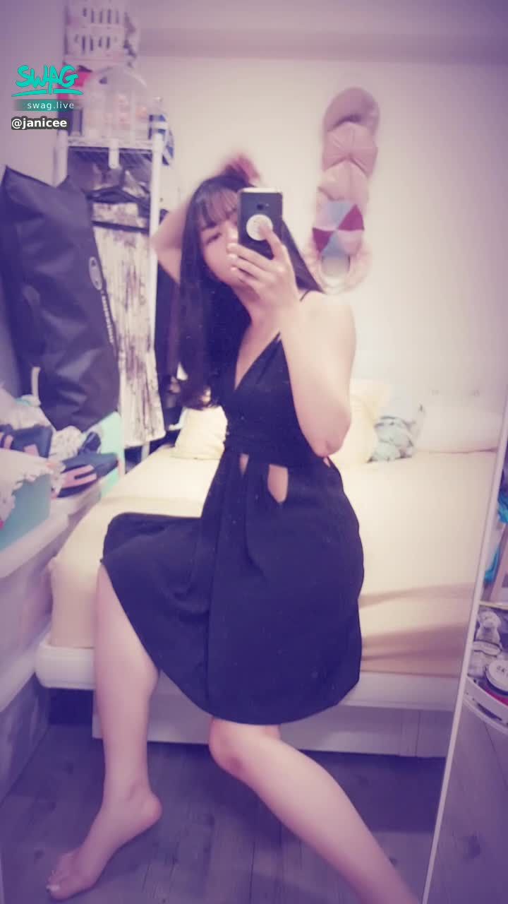  : side waistline ♥️
Peeking through the hole 👀
Deep V hollowed-out exposed skin 💖
black sexy dress 💋
deeply sexy ⭐
#長髮 #黑髮 #短裙 #sexy #睡衣 #氣質 #細肩帶 #低胸 #洋裝 #鎖骨 #深V #鏤空 #赤腳 #裸足 #美腿 #性感 #bra #內衣