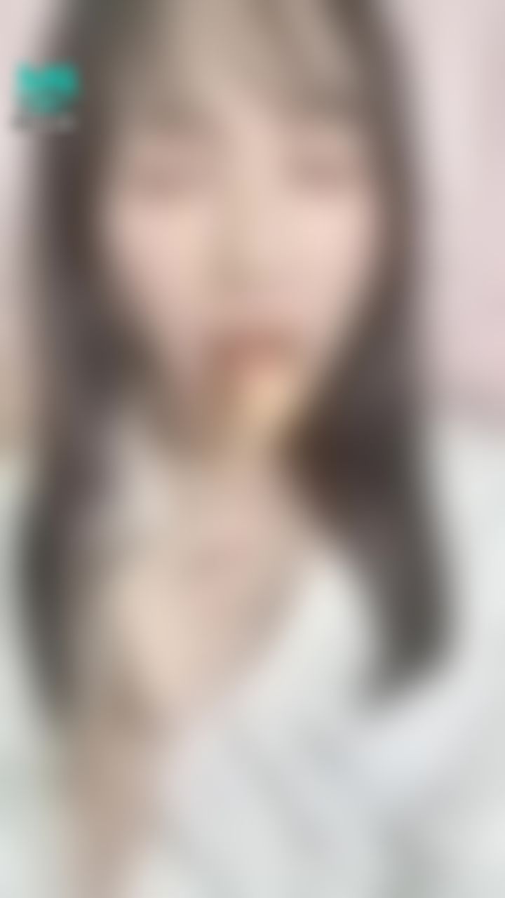 ling_yue : 哥哥趕快把棒棒塞進來讓你感受一下我嘴巴的溫度😋😋
