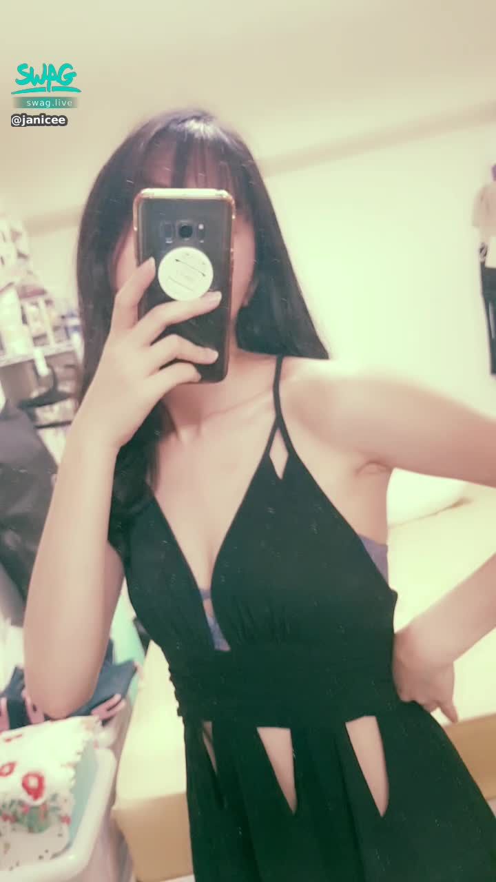  : Fiddling with clothes to reveal underwear 😈😈😈
Deep V cutout that exposes the skin ♥️
black shirt 🌹
deeply sexy 💓
#長髮 #黑髮 #短裙 #sexy #睡衣 #氣質 #細肩帶 #低胸 #洋裝 #鎖骨 #深V #鏤空 #赤腳 #裸足 #美腿 #性感 #腋下