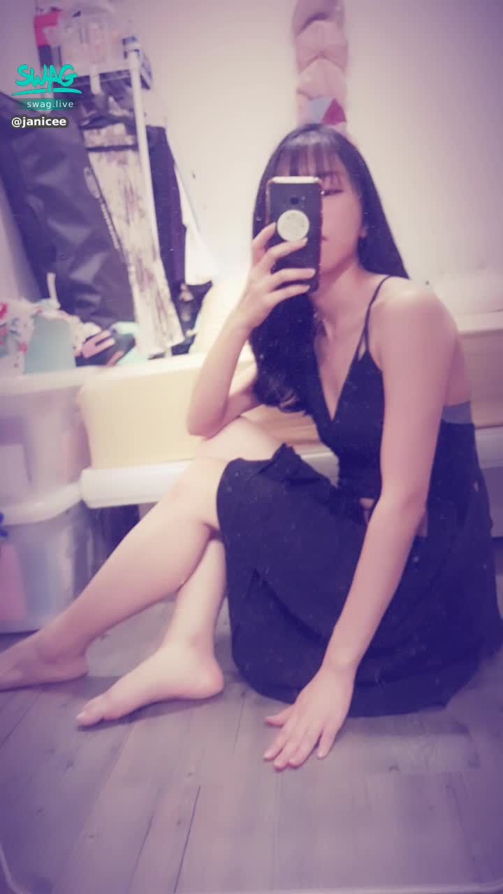  : Sexy cross behind with lingerie 😈
The panties came out of the hole again 👀
Deep V cutout that exposes the skin ♥️
black shirt 🌹
deeply sexy 💓
#長髮 #黑髮 #短裙 #sexy #睡衣 #氣質 #細肩帶 #低胸 #洋裝 #鎖骨 #深V #鏤空 #赤腳 #裸足 #美腿 #性感 #美背 #bra #內衣