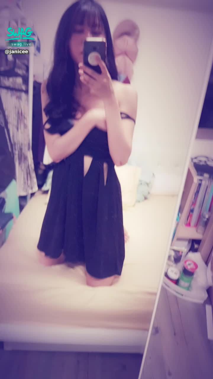  : Holding a dress that has been falling 😈😈
The pants that have been running out of the hole to meet guests 😈
Deep V hollowed-out exposed skin 💖
black sexy dress 💋
deeply sexy ⭐
#長髮 #黑髮 #短裙 #sexy #睡衣 #氣質 #細肩帶 #低胸 #洋裝 #鎖骨 #深V #鏤空 #赤腳 #裸足 #美腿 #性感 #bra #內衣