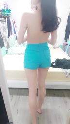janicee : 穿回上衣💋
裡面不穿內衣😈
然後綁個馬尾♥️
美臀微笑線😈
summer vibe💚
#長髮 #黑髮 #sexy #短褲 #氣質 #背心 #鄰家女孩 #鎖骨 #赤腳 #裸足 #美腿 #性感 #腳趾 #馬尾 #露腰 #裸背 #穿衣