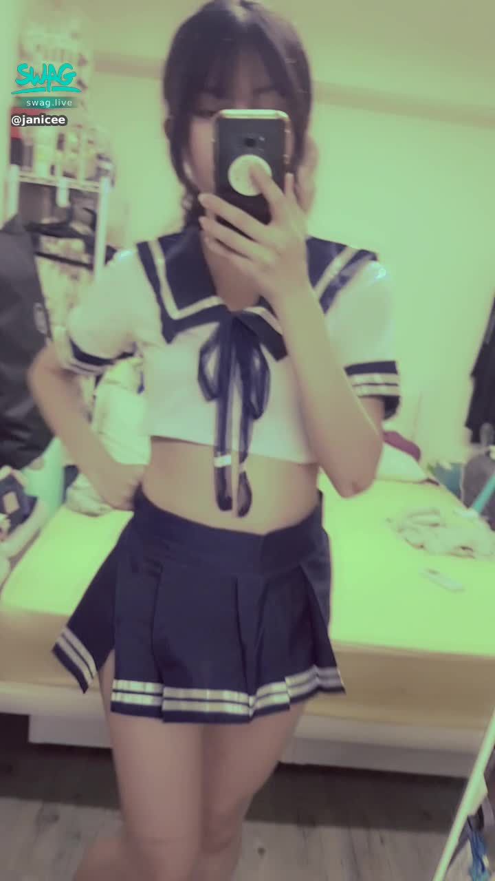 janicee : 露出內衣下緣的水手服💙
開衩超短裙😈
sailor moon💙♥️💙
#長髮 #黑髮 #sexy #短裙 #學生服 #制服 #開衩  #赤腳 #美腿 #性感 #腳趾 #馬尾 #指甲油 #裸足