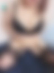 lovemilemile : 黑絲吊帶襪隔著內褲摸妹妹 弄的好想要❤️