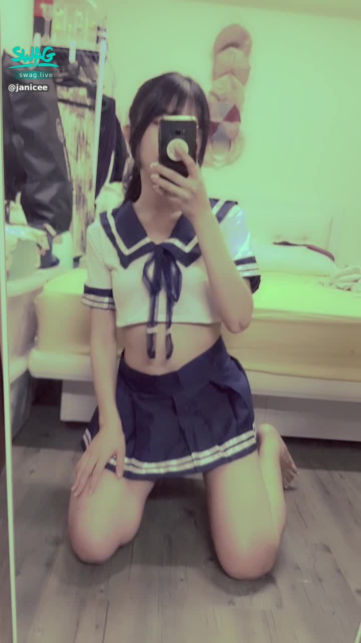  : The bottom edge of the underwear is exposed with a slight movement 🎀
very short sailor suit 💙
slit miniskirt 😈
sailor moon 💙♥️💙
#長髮 #黑髮 #sexy #短裙 #學生服 #制服 #開衩 #赤腳 #美腿 #性感 #腳趾 #馬尾 #指甲油 #裸足 #露腰 #肚臍