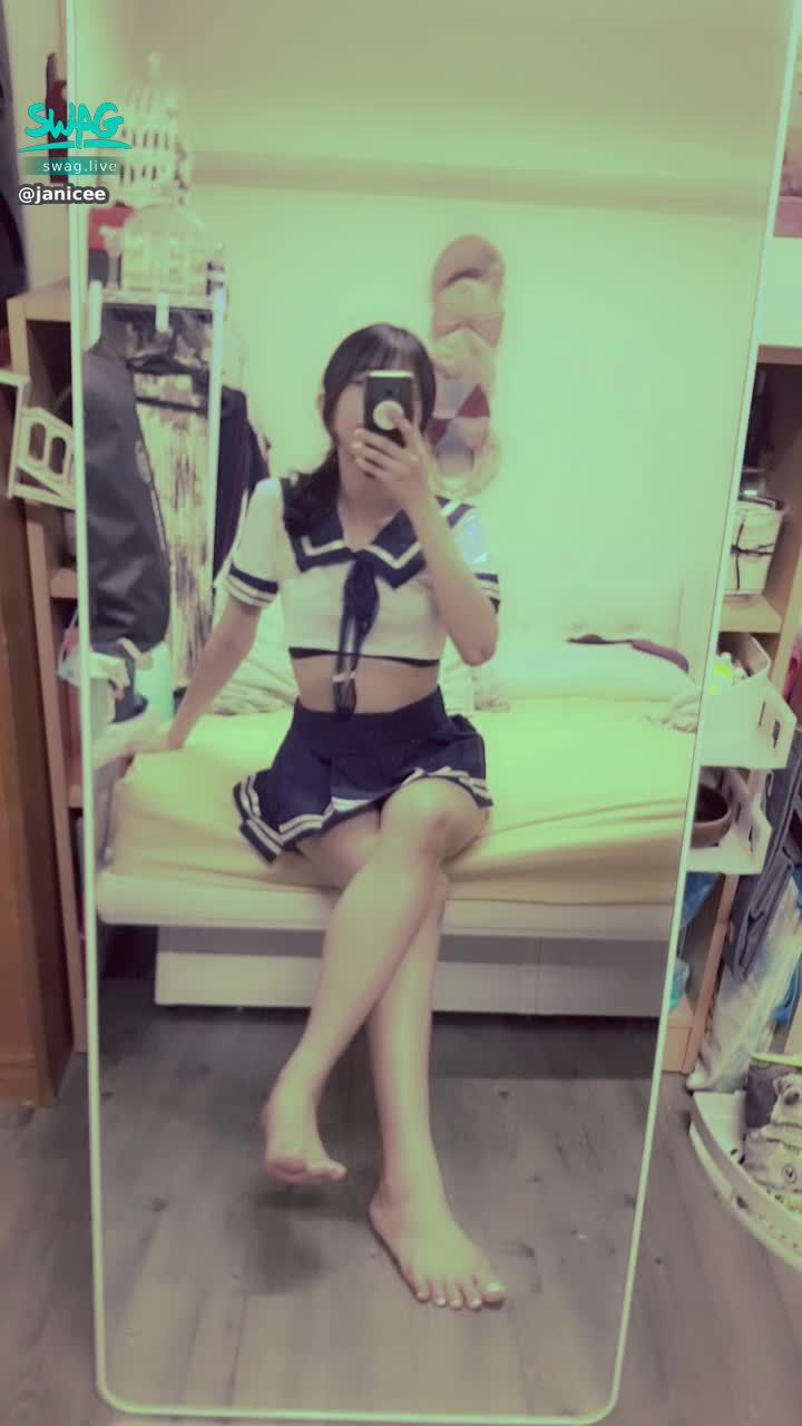 janicee : 坐在床邊的水手服少女拉拉蝴蝶結🎀
露出內衣的制服♥️
發光的腿與開衩超短裙😈
sailor moon💙♥️💙
#長髮 #黑髮 #sexy #短裙 #學生服 #制服 #開衩  #赤腳 #美腿 #性感 #腳趾 #馬尾 #指甲油 #裸足