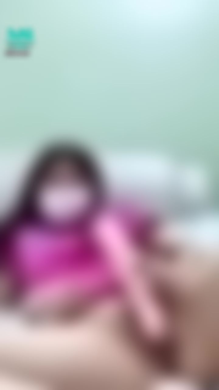 lizbaby : 假屌磨擦下體，好想插進穴穴裡
#裸下體 #穴穴 #露穴 #毛毛 #陰毛 #口罩 #假屌