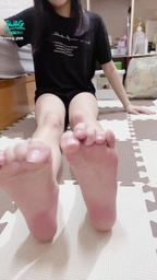 ling_yue : Do you still like your feet today, baby? Come in and have a look! 😘😘
#腳控
#裸足
#腿