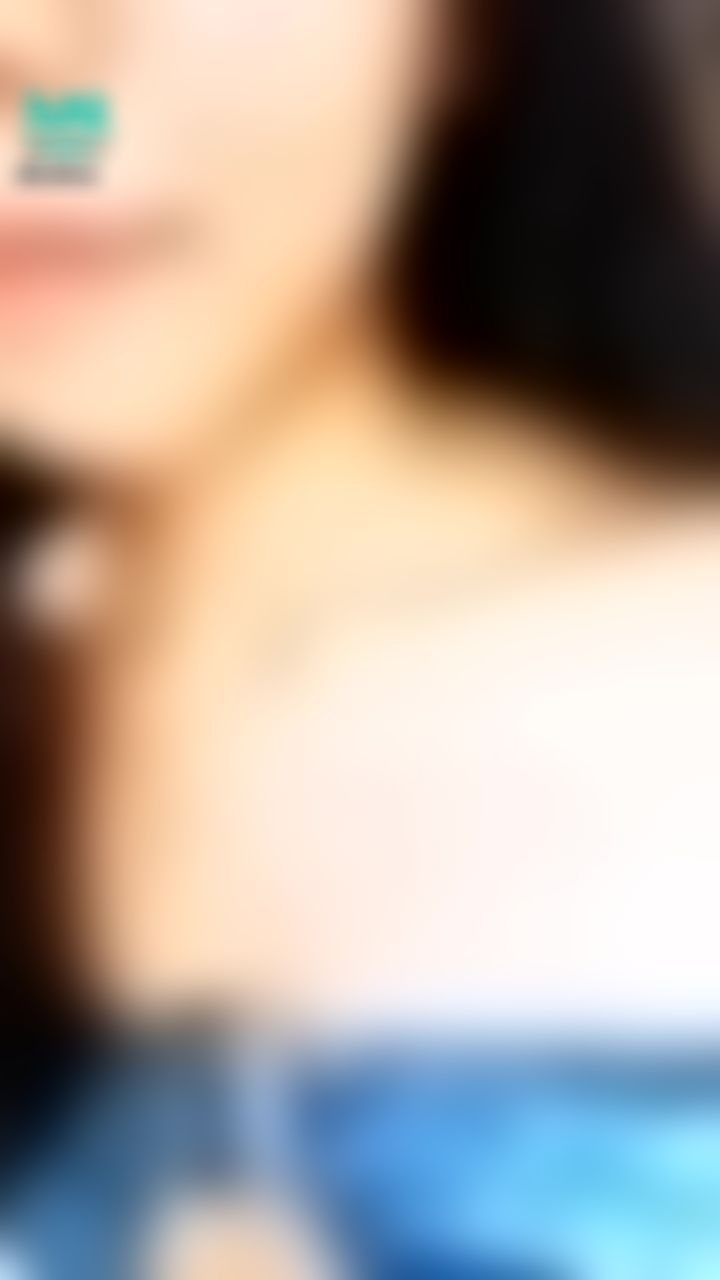 janicee : 胸口藏不住的性感😈
私訊我「解開」，獲得解開胸口釦子的福利影片😈
深邃的鎖骨💙
#長髮 #黑髮 #sexy #鎖骨 #嘴唇