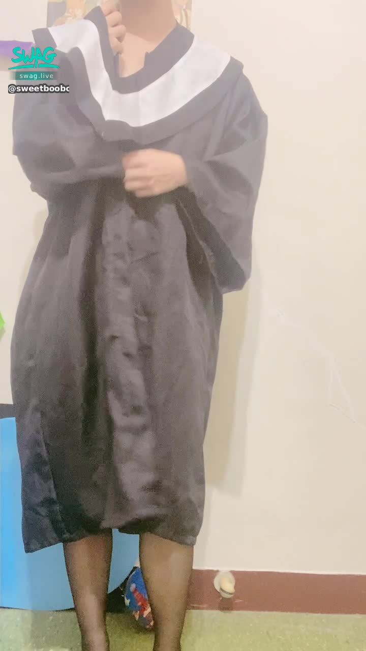  : 🎓致命學士袍🎓脫掉學士袍 堅挺的奶子跟陰毛直接被看光、想不想撲倒我扒光身上的絲襪💦