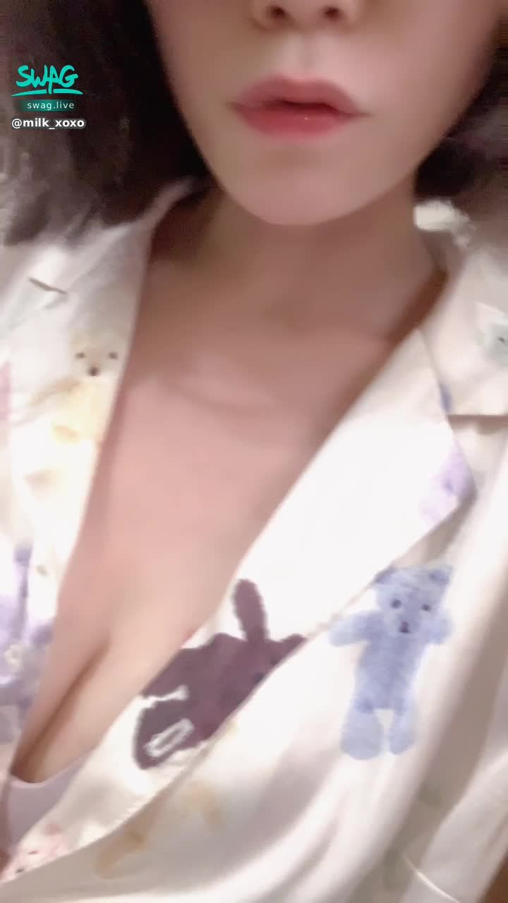 milk_xoxo : 要幫我擦藥嗎🥺 早上起床發現喵可胸上多了幾條被抓傷的痕跡
謝謝昨天來看直播的你們💕