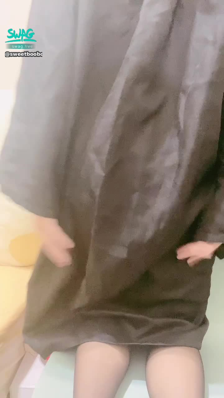  : 🎓淫蕩畢業生自慰🎓拉起學士袍 往前趴下 屁眼跟穴穴從這個角度就曝光了、騷包絲襪下的美尻 絕對讓你硬梆梆