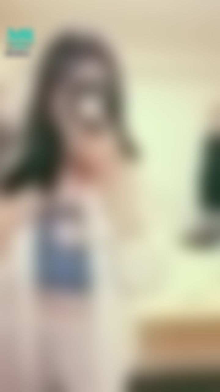 janicee : 掀起短褲一角👀
露出屁股蛋😈
讓人想解開的皮帶設計💖
丹寧馬甲⭐
私訊我「解開」，可以獲得解開胸口釦子的福利影片😈
sexy denim💙
#長髮 #黑髮 #sexy #短褲 #氣質 #襯衫 #馬甲 #鎖骨 #深V #低胸 #赤腳 #美腿 #性感 #腳趾 #指甲油 #裸足 #黑框 #粗框 #眼鏡 #挖空 #美臀
