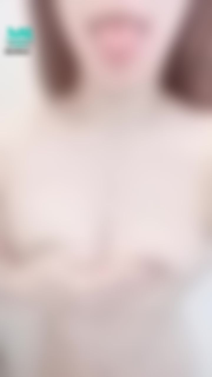  : 沒看到我直播真的很可惜
但是送可琳💄棒棒口紅兩支💄
一樣有全空瑟瑟照片可以拿喔🤫