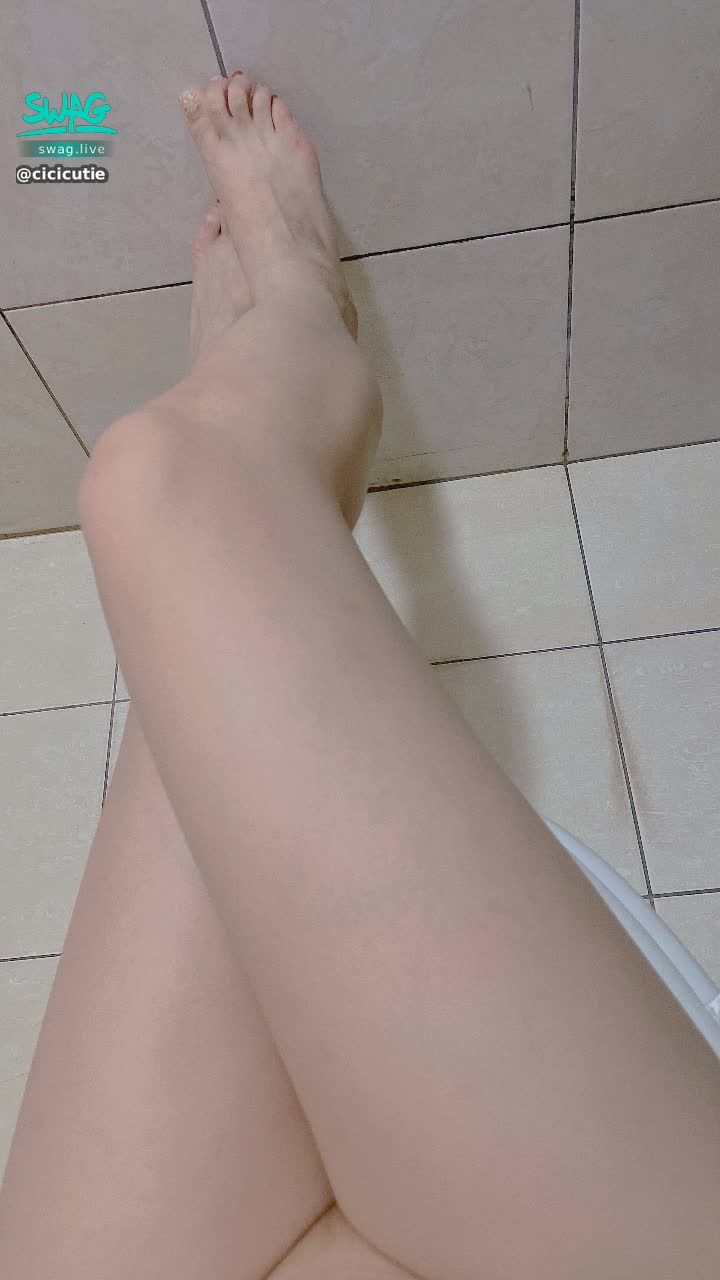  : Coco's legs and feet are long, do you still like it? 💕 Cocoa herself is very satisfied with the spicy 😆 Guess what I'm doing down there when I take this photo 🤭🤭🤭
#全裸 #腿腿 #洗澡系列 #腳趾