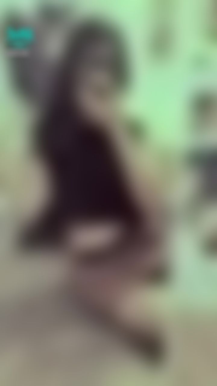 janicee : 曝光的裙底😈
拉開腋下的洞👀
看見下乳🌹
sexy peek👀
#長髮 #黑髮 #sexy #短裙 #氣質 #赤腳 #美腿 #性感 #裸足 #側乳 #背心 #腋下 #曝光

私訊我「側身」，換衣服拉到乳暈側邊的影片💋💋💋
