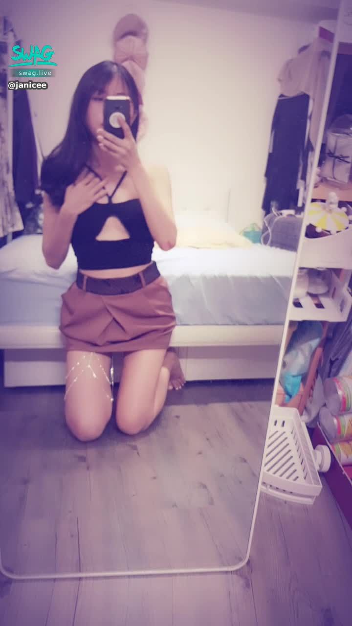 janicee : rub the chest 👀
It's so hot today 👿
quick exposure skirt 😈
cutout on chest 💗
Shiny Thigh Chain 💖
hollow 💓
#長髮 #黑髮 #sexy #短裙 #氣質 #赤腳 #美腿 #性感 #裸足 #側乳 #背心 #揉胸 #胸部 #大腿鏈 #鎖骨