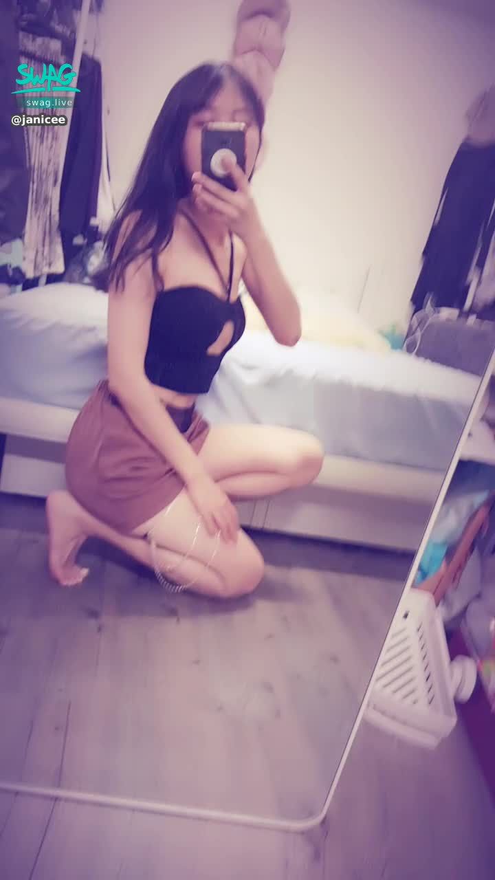  : quick exposure skirt 😈
Cutout left and right hemispheres, and thigh chains 💋
Use a stick lipstick and change the bottom of the skirt to expose a sexy front camera video with a welfare video that my brother has not taken ♥️
hollo 🌹
#長髮 #黑髮 #sexy #短裙 #氣質 #赤腳 #美腿 #性感 #裸足 #側乳 #背心 #南半球 #胸部 #大腿鏈 #鎖骨