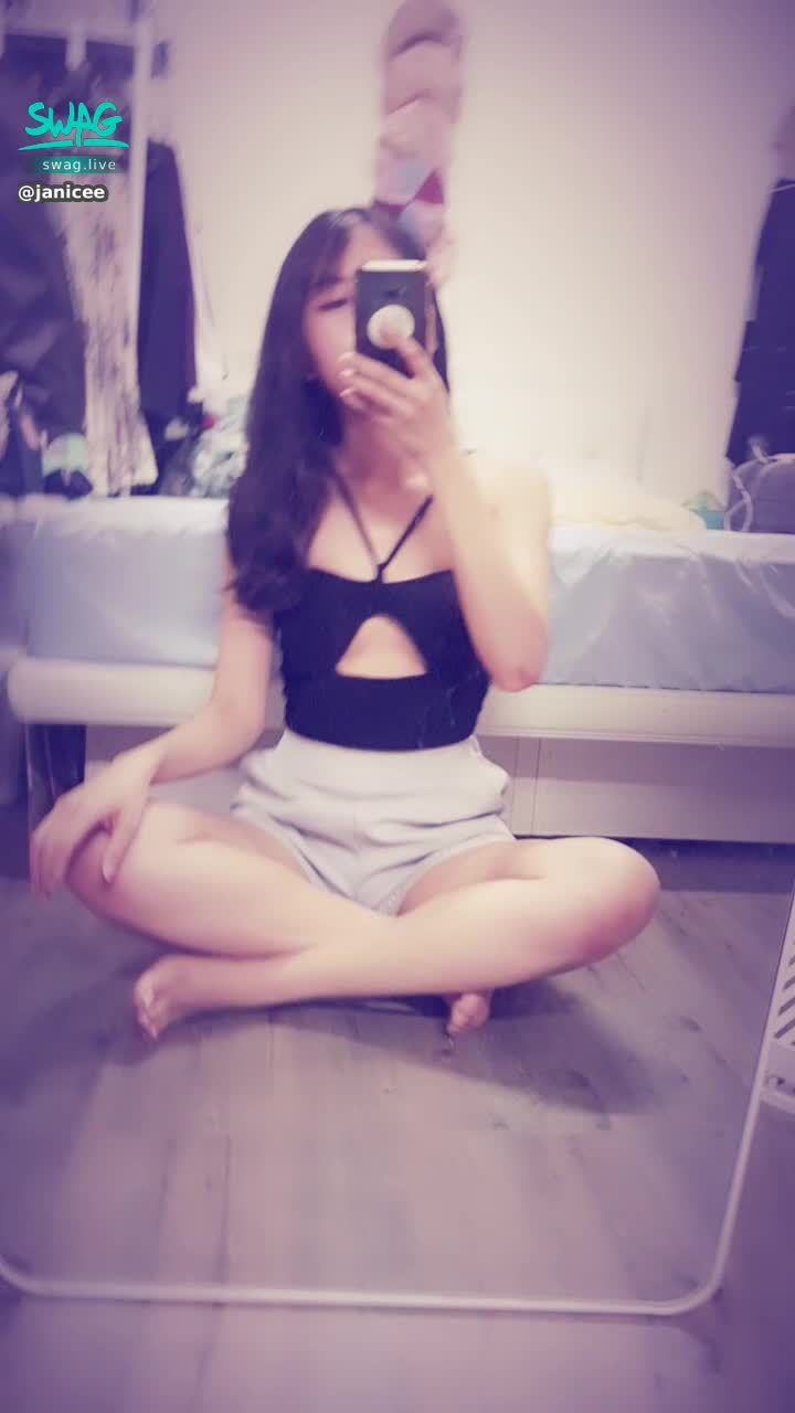  : Sexy M-shaped legs 😈
Wear this to go out today 💗
Directly burrowing a hole in the chest unceremoniously 😈
The small event started, using a stick of lipstick and changing the bottom of the miniskirt to expose the tempting front-lens video, plus a welfare video that my brother didn't take 💓
black and sexy 💙
#長髮 #黑髮 #sexy #短褲 #氣質 #赤腳 #美腿 #性感 #裸足 #側乳 #背心 #南半球 #胸部 #鎖骨 #M字腿 #腳底