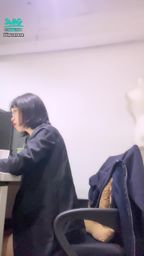 joycerose : 一進辦公室發現同事一直在看我,那我就騷起來給他看個夠?😝😈😈
