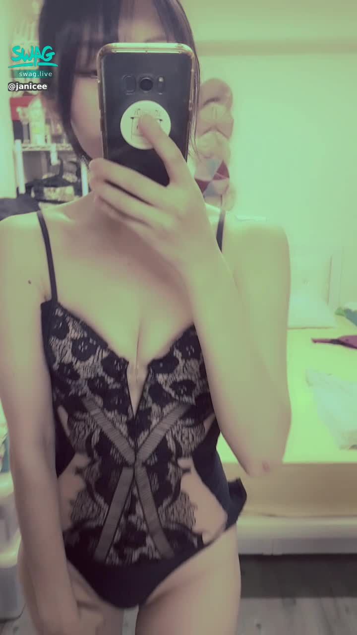 janicee : I got knocked on by a bunch of boys on po and said this is very spicy 💋
Guys like this style 😎
Hot Black Lace Sheer High Slit Swimsuit 😈
With a stick of lipstick, trade 5 of this swimsuit to a thong on the back plus an M-leg video 💚💚💚
#盤髮 #黑髮 #sexy #高衩 #氣質 #赤腳 #美腿 #性感 #裸足 #蕾絲 #鎖骨 #透膚 #細肩帶 #泳衣 #內衣 #低胸 #深V #nubra #該邊 #腳趾