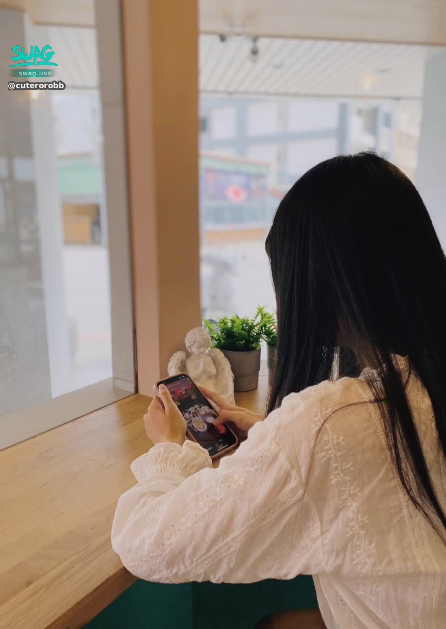  : I'm still looking at other food while eating breakfast..
The so-called eating in the bowl and looking in the pot 🤨

This hair looks fake 🤦‍♀️🤦‍♀️