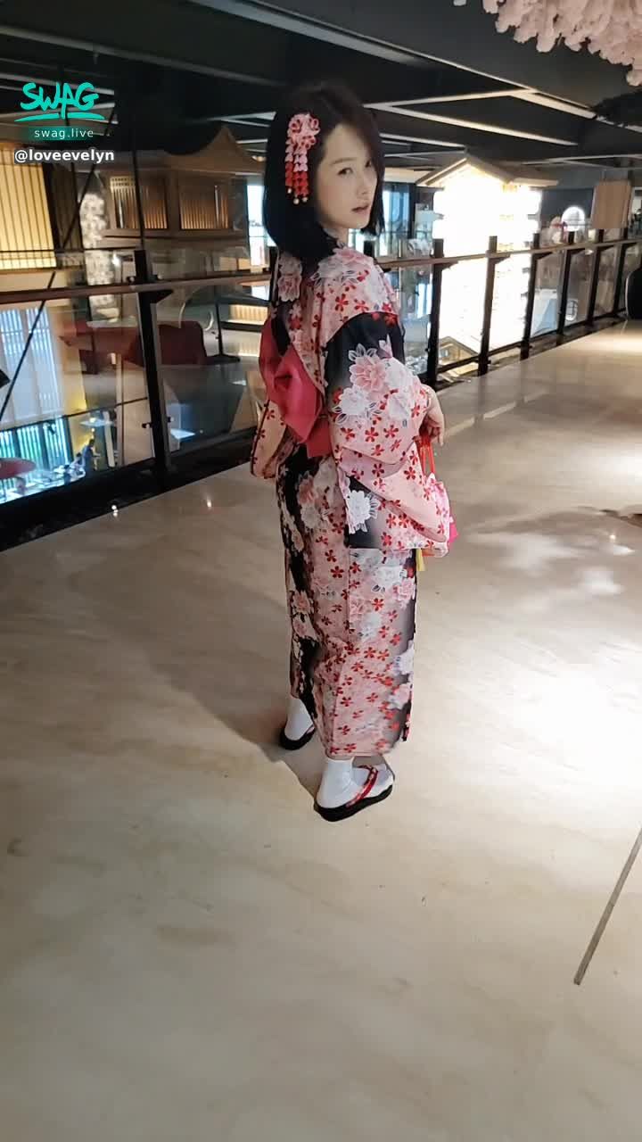 loveevelyn : Is there such a geisha's look back and smile?
Is this how Japan walks? 🤣