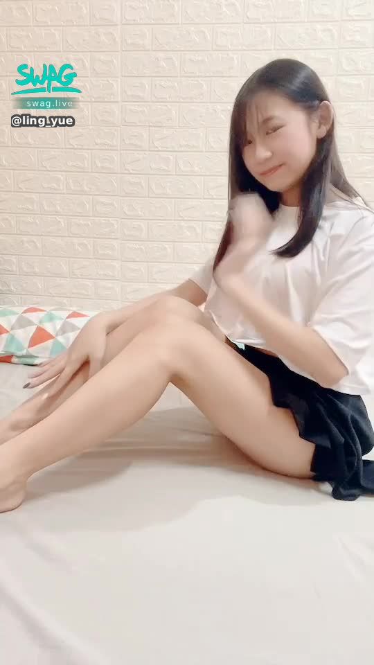  : Beautiful legs touch the legs to seduce my brother, dare you say no? 🤤🤤🤤
#腿控
#引誘
#誘惑
