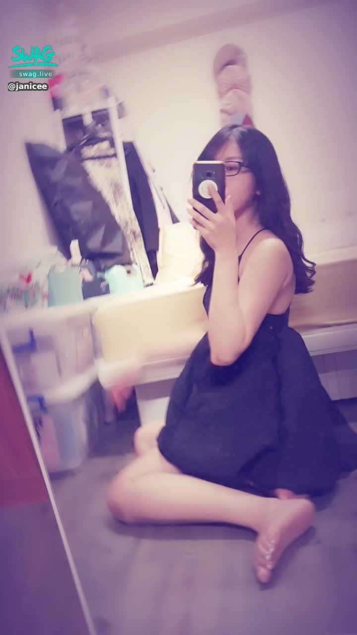 janicee : Beautiful back turned around 😍
low cut sexy dress 🌹
Big deep V on the chest 💖
black dress 💋
#長髮 #黑髮 #sexy #短裙 #氣質 #赤腳 #美腿 #性感 #裸足 #腳趾 #鎖骨 #小可愛 #細肩帶 #低胸 #深V #乳溝 #眼鏡妹 #眼鏡 #黑框 #粗框