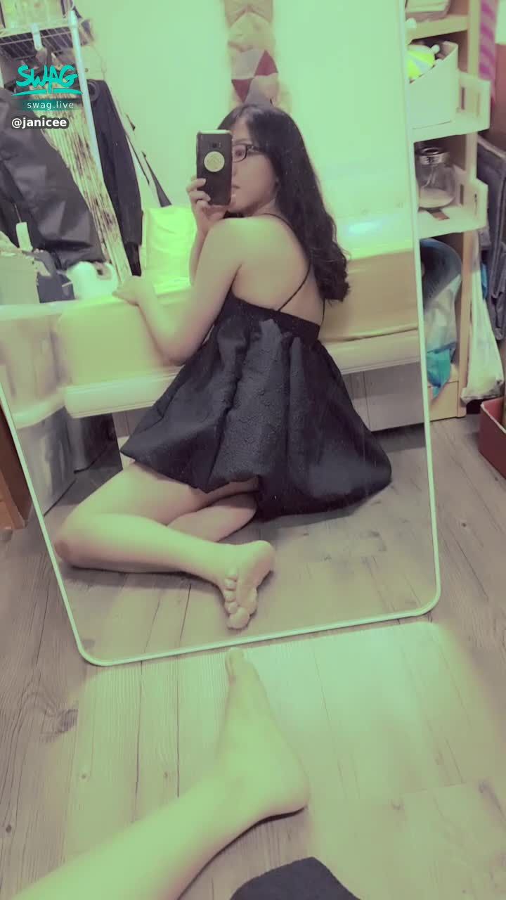  : sexy cross behind 🎀
straps with underwear 👀
low cut sexy dress 🌹
Big deep V on the chest 💖
black dress 💋
#長髮 #黑髮 #sexy #短裙 #氣質 #赤腳 #美腿 #性感 #裸足 #腳趾 #鎖骨 #小可愛 #細肩帶 #低胸 #深V #乳溝 #眼鏡妹 #眼鏡 #黑框 #粗框