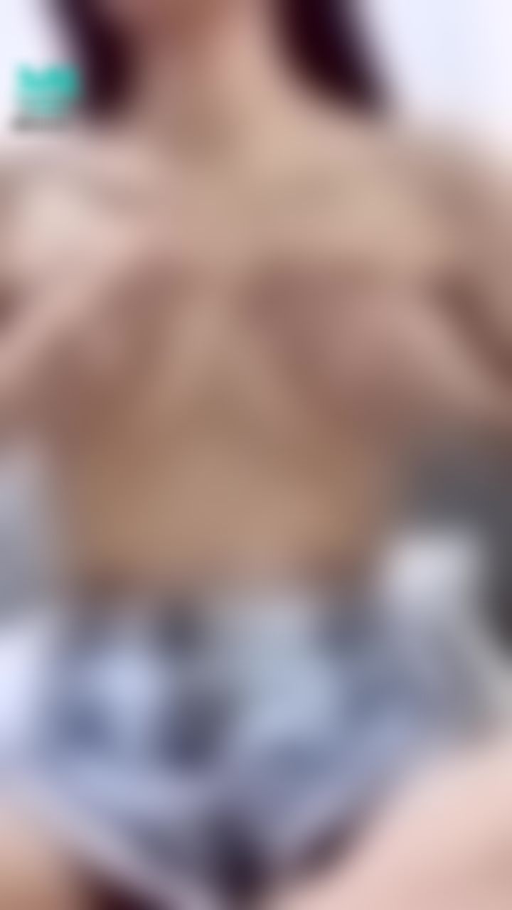 lizbaby : 揉揉奶子
#裸上身 #露點 #乳頭 #奶頭 #揉奶